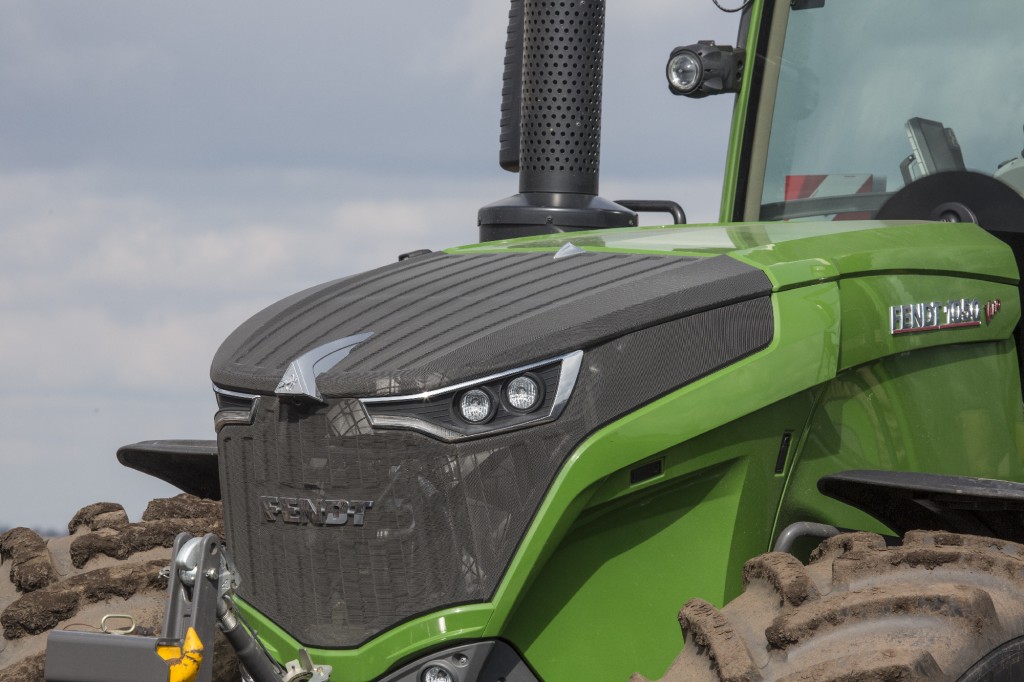 Fendt-1050-tractor-bonnet