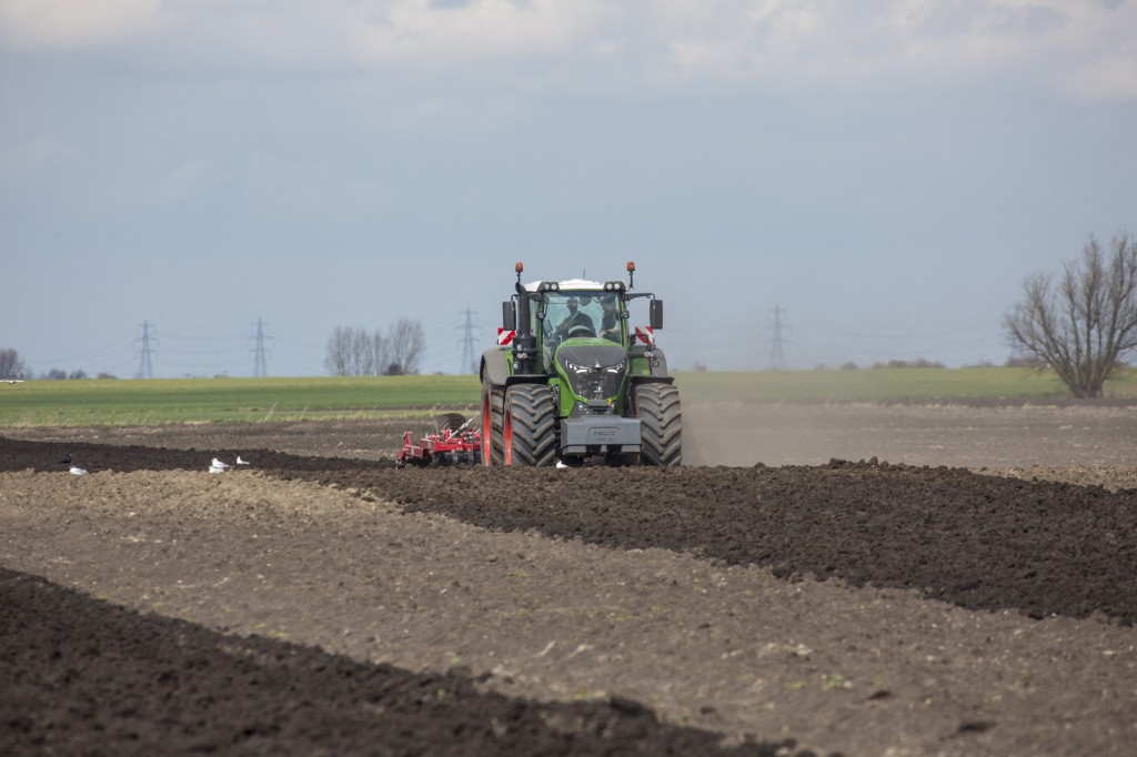Fendt-1050-tractor-tillage